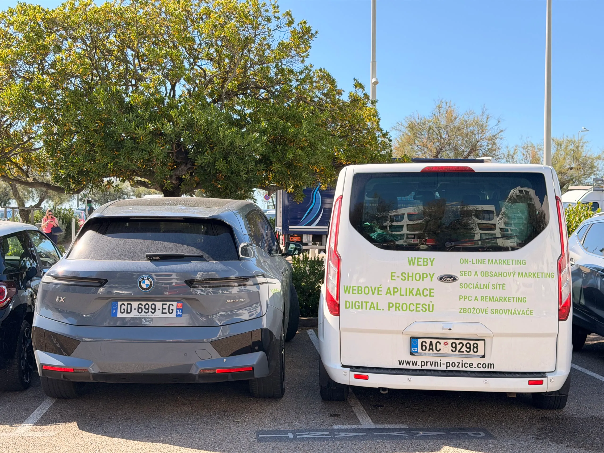 Spací dodávka na zastávce při roadtripu